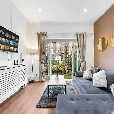 Luxury 2 Bedroom Balcony Kensington Flat For 6 Near Harrods & Next To Station! * London
