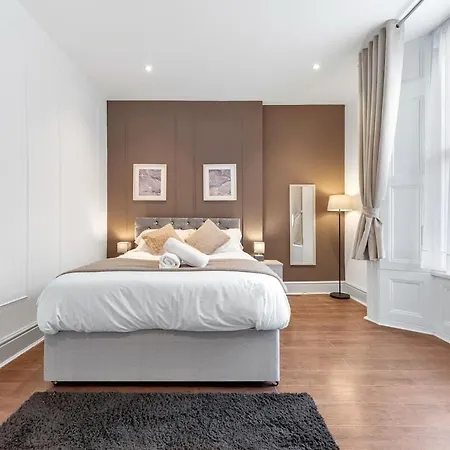 Luxury 2 Bedroom Balcony Kensington Flat For 6 Near Harrods & Next To Station!
