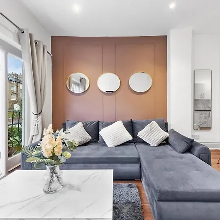 Luxury 2 Bedroom Balcony Kensington Flat For 6 Near Harrods & Next To Station! Apartment