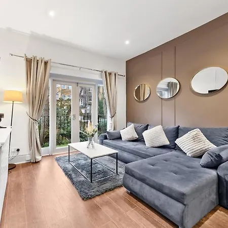 Luxury 2 Bedroom Balcony Kensington Flat For 6 Near Harrods & Next To Station! Apartment *