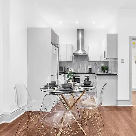 Luxury 2 Bedroom Balcony Kensington Flat For 6 Near Harrods & Next To Station! Apartment London