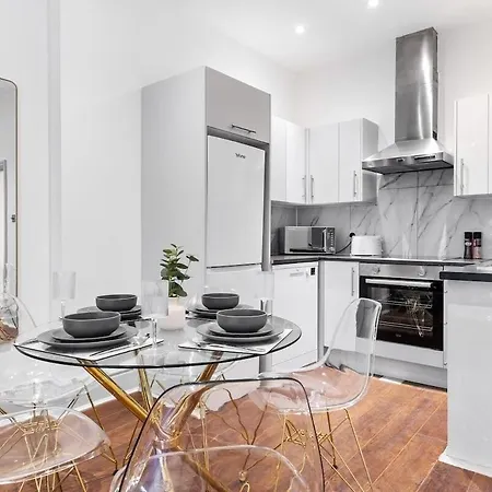 Apartment Luxury 2 Bedroom Balcony Kensington Flat For 6 Near Harrods & Next To Station! London