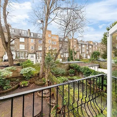 Luxury 2 Bedroom Balcony Kensington Flat For 6 Near Harrods & Next To Station! *