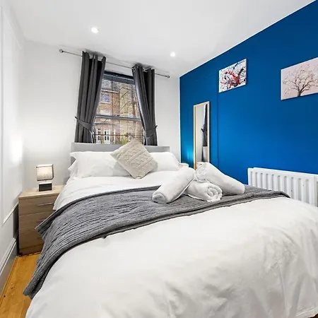 Luxury 2 Bedroom Balcony Kensington Flat For 6 Near Harrods & Next To Station! London
