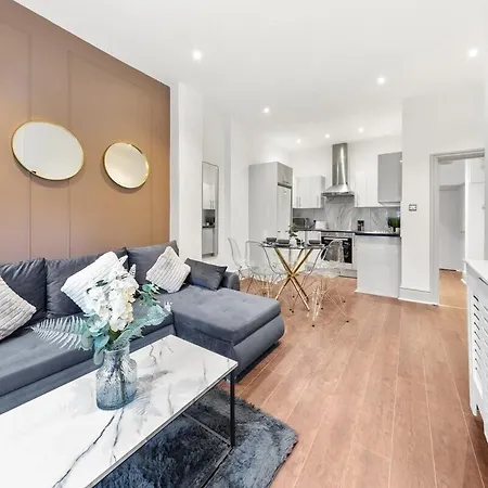 Luxury 2 Bedroom Balcony Kensington Flat For 6 Near Harrods & Next To Station! * London