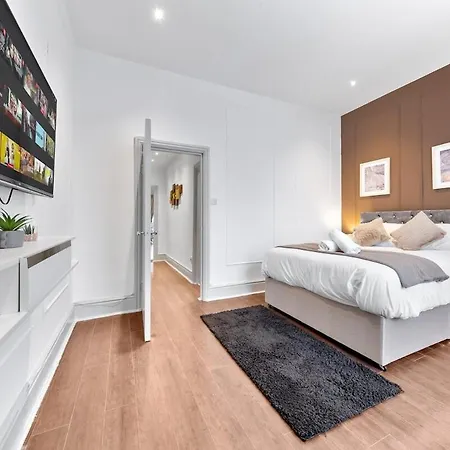Luxury 2 Bedroom Balcony Kensington Flat For 6 Near Harrods & Next To Station!