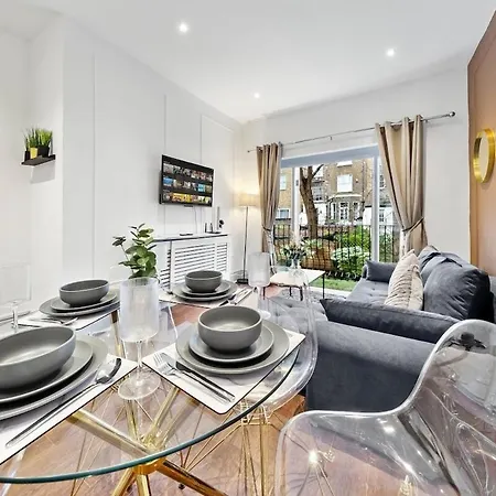 Luxury 2 Bedroom Balcony Kensington Flat For 6 Near Harrods & Next To Station! Apartment