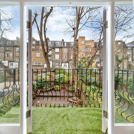 Apartment Luxury 2 Bedroom Balcony Kensington Flat For 6 Near Harrods & Next To Station!