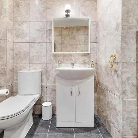 Luxury 2 Bedroom Balcony Kensington Flat For 6 Near Harrods & Next To Station! Apartment *