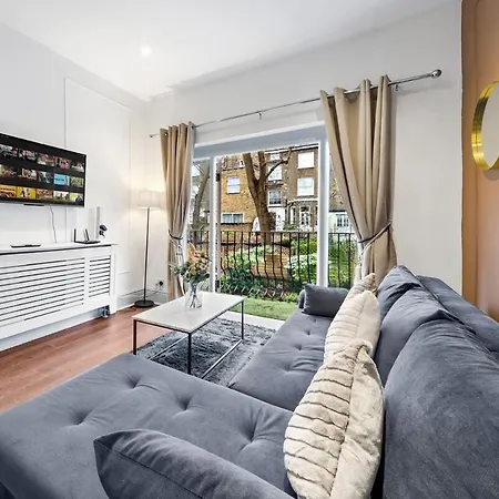 Luxury 2 Bedroom Balcony Kensington Flat For 6 Near Harrods & Next To Station! Apartment London