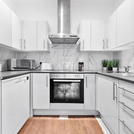 Luxury 2 Bedroom Balcony Kensington Flat For 6 Near Harrods & Next To Station! *
