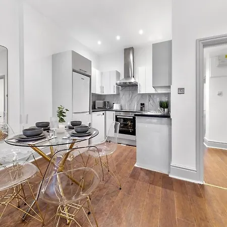 Luxury 2 Bedroom Balcony Kensington Flat For 6 Near Harrods & Next To Station! London
