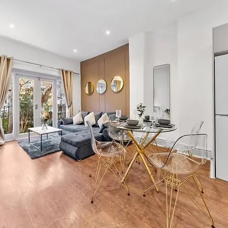 Luxury 2 Bedroom Balcony Kensington Flat For 6 Near Harrods & Next To Station! Apartment *