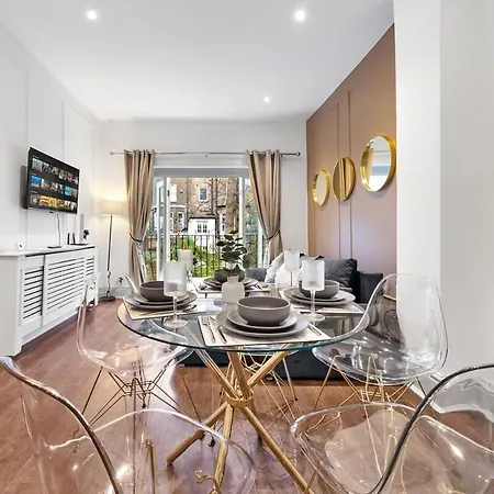 Apartment Luxury 2 Bedroom Balcony Kensington Flat For 6 Near Harrods & Next To Station! London