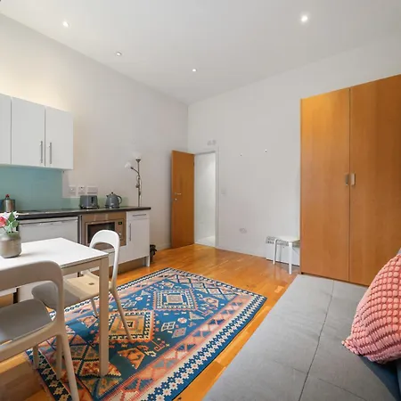 Bright And Airy One Bedroom Condo, Olympia, Kensington