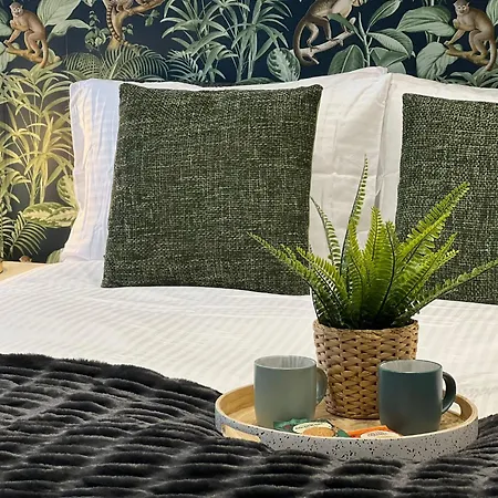 Modern Escape - Ideal For Work & Relaxation Near Tube Apartment