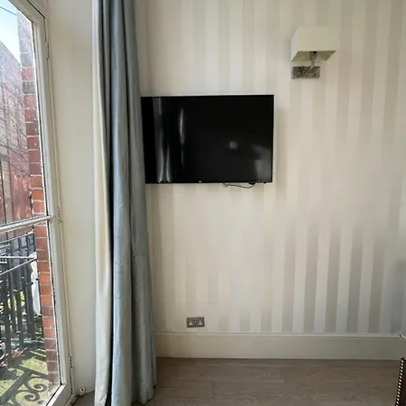 Luxury Mezzanine In Kensington / Earls Court Garden Square * London