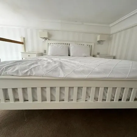 Luxury Mezzanine In Kensington / Earls Court Garden Square