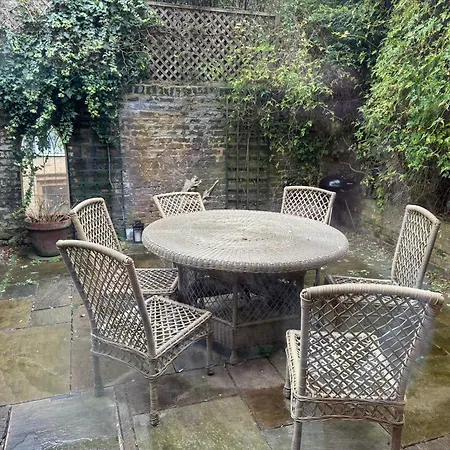 Apartman Spacious Flat With South Facing Garden London
