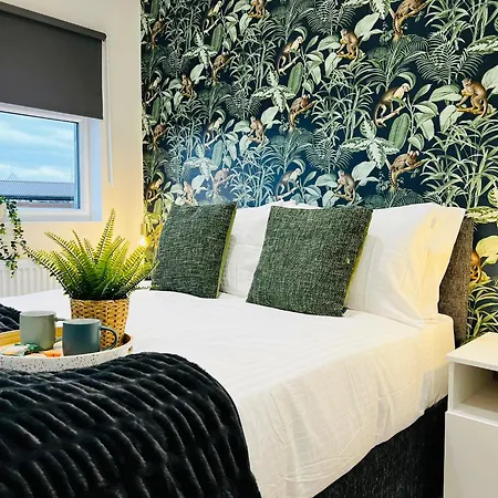 Modern Escape - Ideal For Work & Relaxation Near Tube Apartment *