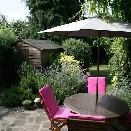 Charming Cosy In Little House With A Garden In Quiet Neighbourhood イーリング