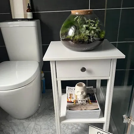Charming Cosy In Little House With A Garden In Quiet Neighbourhood イーリング