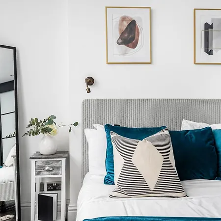 Classy High Ceilings 2 Bdr Next To Hyde Park Apartment *