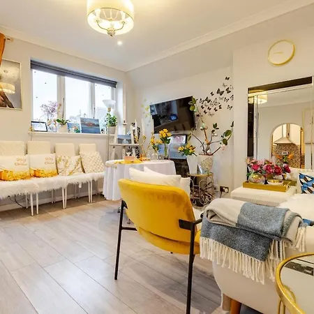 The Whole Flat With Terrace 1 Min To Earls Court Station For 3 Guests Apartment *