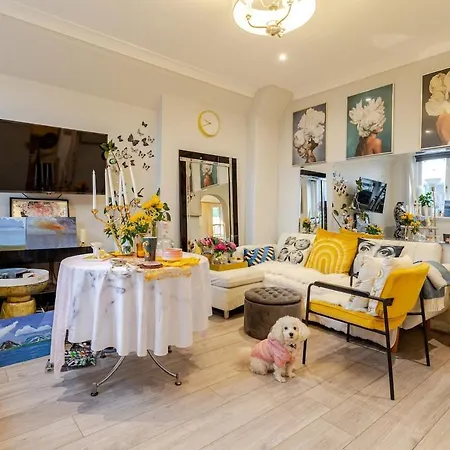 Apartment The Whole Flat With Terrace 1 Min To Earls Court Station For 3 Guests London