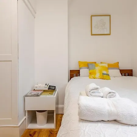 The Whole Flat With Terrace 1 Min To Earls Court Station For 3 Guests