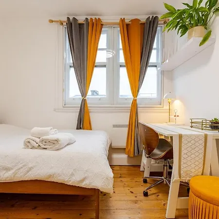 The Whole Flat With Terrace 1 Min To Earls Court Station For 3 Guests Apartment