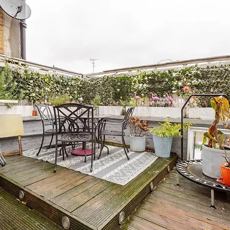 Apartment The Whole Flat With Terrace 1 Min To Earls Court Station For 3 Guests