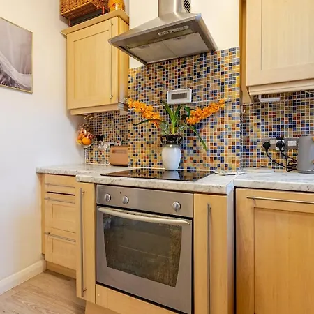 The Whole Flat With Terrace 1 Min To Earls Court Station For 3 Guests Apartment London