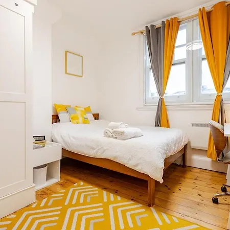 The Whole Flat With Terrace 1 Min To Earls Court Station For 3 Guests London