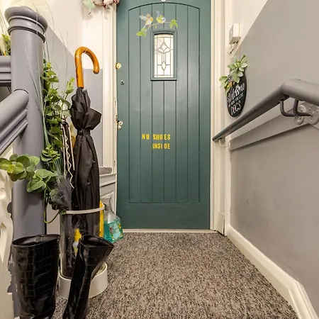The Whole Flat With Terrace 1 Min To Earls Court Station For 3 Guests Apartment London