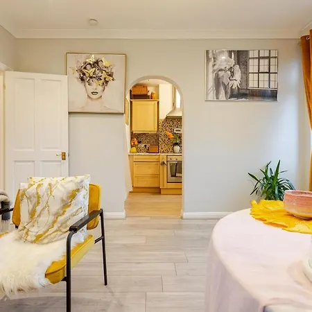 The Whole Flat With Terrace 1 Min To Earls Court Station For 3 Guests * London