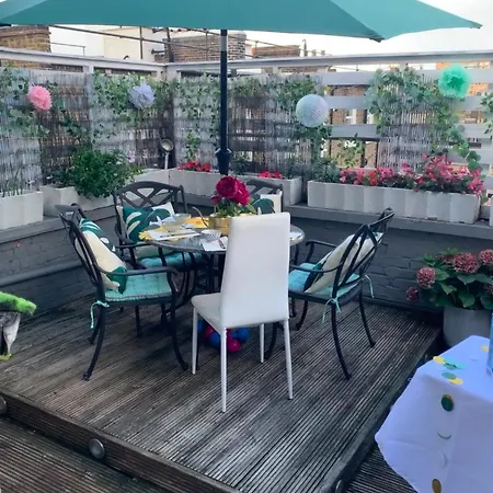 The Whole Flat With Terrace 1 Min To Earls Court Station For 3 Guests London