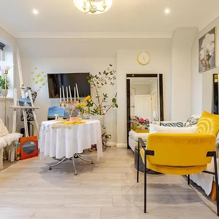 The Whole Flat With Terrace 1 Min To Earls Court Station For 3 Guests *