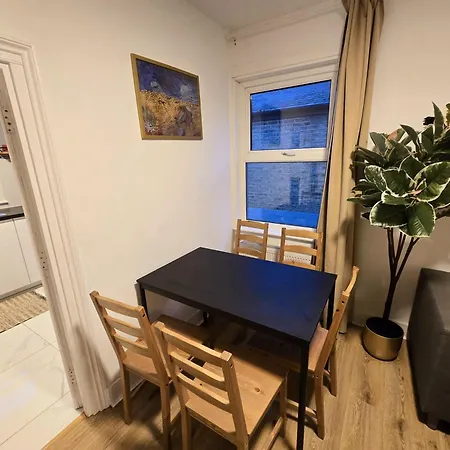 Family Flat 3 Beds Walthamstow Apartment London