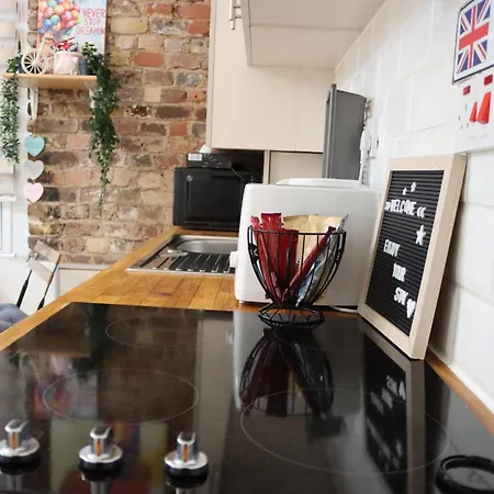 דירה Stylish - Private Bathroom, 15mins To London! לונדון