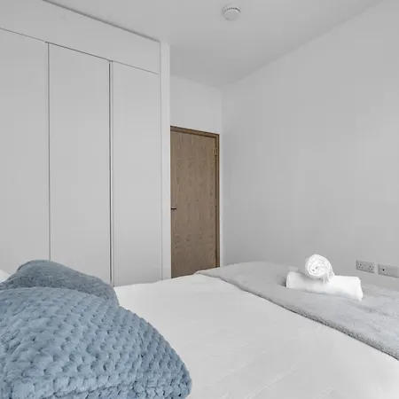 Luxury Heathrow Airport Apartment