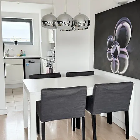 Apartment Spacious 2 Bedroom Flat, Near Kings Cross, Location *