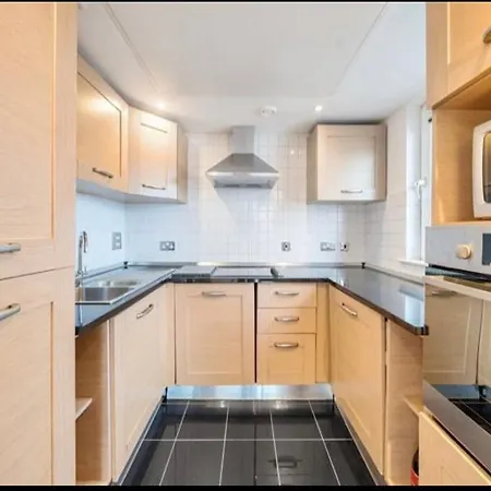 Amazing River View 2 Bedroom Apartment, Sleeps 6 , Balcony And Parking Apartment