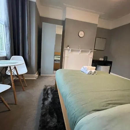 Guest house Cosy Double A Stones Throw From Wembley Stadium *