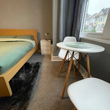Cosy Double A Stones Throw From Wembley Stadium London