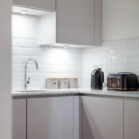 Avida Lettings - Modern Close To Westfield And Notting Hill Apartment *