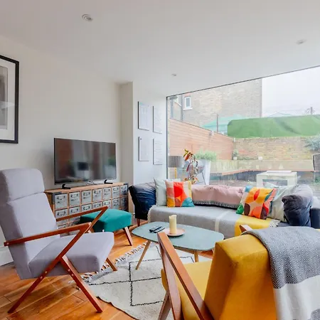 Period-chic 2bd Flat With Private Patio Apartment London