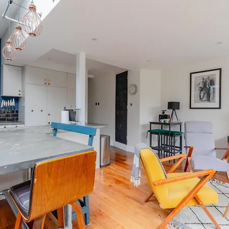 Apartment Period-chic 2bd Flat With Private Patio London