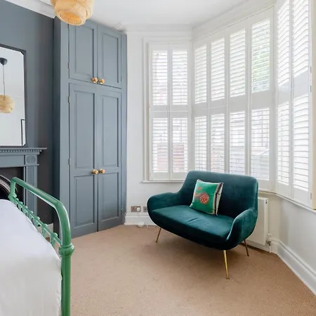 Apartment Period-chic 2bd Flat With Private Patio London