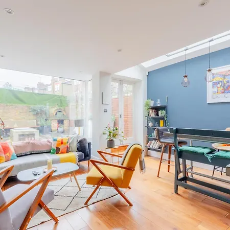 Period-chic 2bd Flat With Private Patio *